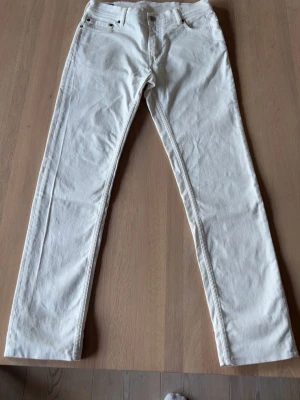 Vita Acne Studio blå konst jeans - Snygga vita jeans med rak passform och klassisk femficksdesign. Jeansen har normal midja och är tillverkade i ett denimtyg som känns mjukt men ändå stadigt. Perfekta för en clean och fräsch look.