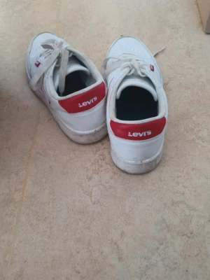 Levi's sneakers storlek 36.  - Levi's sneakers storlek 36. Behöver lite kärlek i form av rengöring men annars i superfint skick!