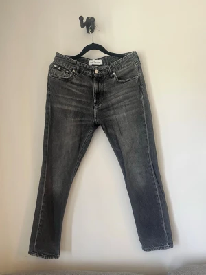 Grå raka jeans från Calvin Klein - Snygga grå jeans från Calvin Klein Jeans med raka ben och klassisk femficksdesign. Jeansen har en cool tvättad look. Storlek w28, skick 7/10