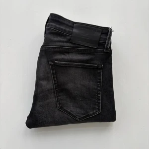 Svarta Jeans - Tjena! Jeansen är från Jack and Jones och är i modellen Glenn. W29 L34. Jeansen är i väldigt fint skick och har varit välomhändertagna. Nypris är 800, mitt pris 250. Hör av dig om du har någon fråga!