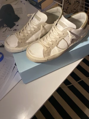 Philippe model skor - Säljer ett par Philippe model skor i en av deras klassiska modeller. Skorna är i storlek 40 och passar upp till en mindre 41. Nypris ligger runt 3000kr. Dessa är knappast använda då jag växte ur dom för snabbt.