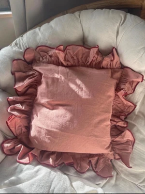 2 st kuddfodral volang rosa coquette bomull - Riktigt fina rosa kuddfodral med volanger 🎀  Säljer 2 st fodral för 349 kr 1 st för 199kr Helt nya 100% Bomull 45x45 cm