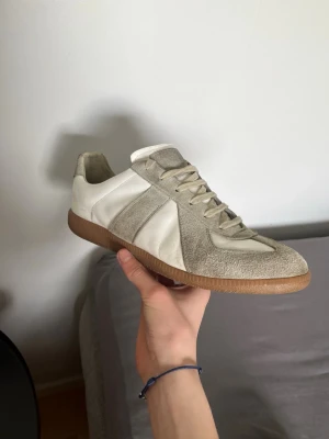 Maison margiela gats - Säljer dessa feta gats från maison margiela i storlek 41(sitter som 42). De är i bra skick och det är bara höra av dig vid frågor och priset är ej hugget i sten!