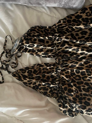 Rygglös leopardmönstrad topp  - Snygg lejopardtopp med öppenrygg från shein i storlek L. (Sitter som M) super fin på och perfekt till sommaren🩷