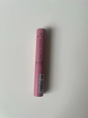 Essence rosa läppenna💕 - Essence läppenna i en snygg rosa nyans. Aldrig använd endast öppnad.💕