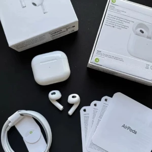 AirPods - Säljer ett par Apple AirPods Pro med MagSafe-laddningsetui, komplett med originalkartong, laddningskabel och manualer. Hörlurarna är i mycket gott skick, utan synligt slitage. Perfekt för trådlös musik och samtal med aktiv brusreducering och hög ljudkvalitet.