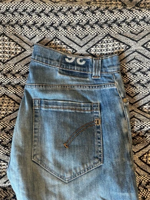 Dondup - Ett par feta jeans, perfekta inför sena sommarkvällar 🍸 Gör dig stiligare och snyggare. För mer frågor, kontakta! Mvh SecondTreasures 👏🏼