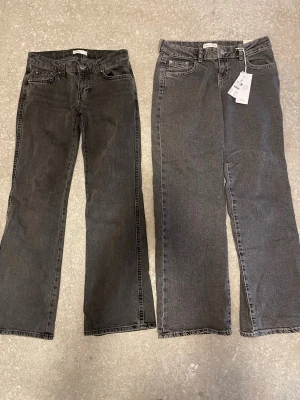 Mörkgrå och ljusgrå jeans från Gina  - De mörkblå är bootcut och har fickor där bak. Priset för de ligger på 199kr strl (36)De ljuger helt oanvända ultralow wide jeans ligger på 399kr! Strl (38)Skriv för frågor osv! 