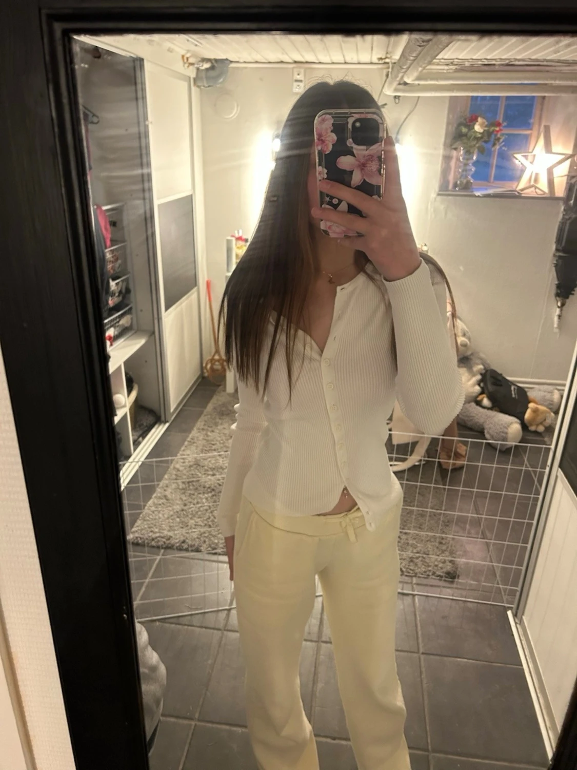 Vit ribbad kofta med knappar