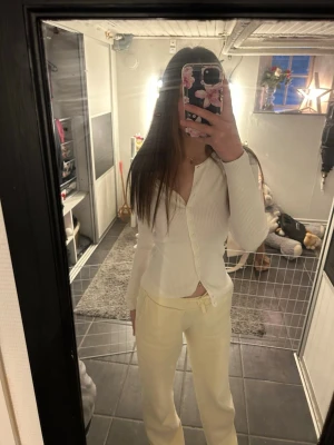 Vit ribbad kofta med knappar - Säljer en vit ribbad kofta med långa ärmar och knäppning framtill. Koftan har en smickrande passform. Enkel och stilren design💕