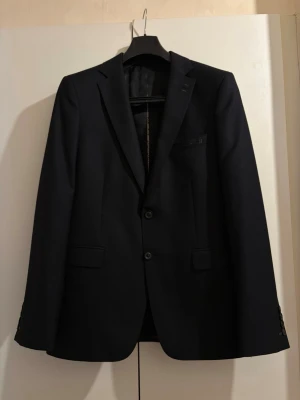 Kostym set - Kostym jacka, Väst och Kostymbyxor till salu! Säljs endast komplett tillsammans. Helt nytt, endast testade. Storlek 48 på Jackan, byxorna samt västen. Perfekt inför sommarens festligheter och studentfiranden