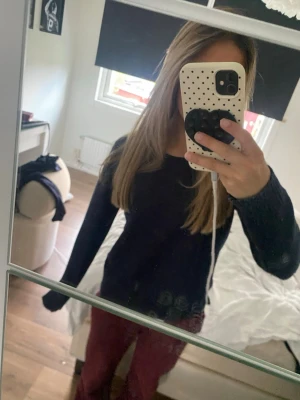 Mörkblå stickad tröja från Vila - Mysig mörkblå stickad tröja från Vila med rund halsringning i XS