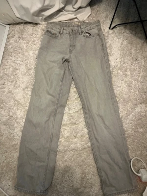 Fina ljusgrå jeans från Gina  - Ljus grå jeans från Gina som är mid Waist och straight i modellen. Säljer pga ingen andvändning❤️