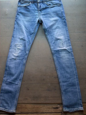Ljusblå Dondup jeans med slitningar - Snygga ljusblå skinny jeans med slitningar på låret och knät. Jeansen har klassisk femficksdesign och dragkedjegylf. Perfekta för en avslappnad och trendig look.