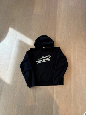 Saint Laurent Hoodie - Säljer nu denna feta Saint Laurent hoodien som är i mycket bra skick och är såklart äkta, väldigt eftertraktat och snygg hoodie!