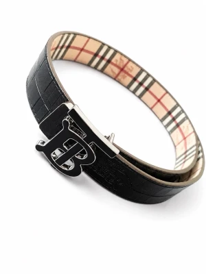 Burberry bälte kan byte sida - Säljer två bälten: ett svart bälte med krokodilpräglat mönster och ett klassiskt rutig bälte i beige, svart och rött. Perfekta accessoarer för att ly.