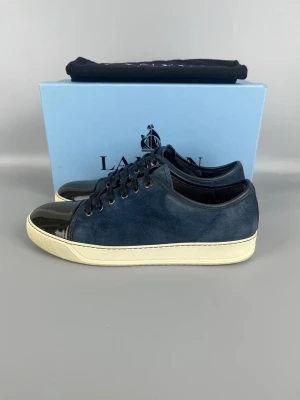 Lanvin Dbb1 Patent Cap Toe Sneaker Navy EU45 - • The shoes have been gently used and are in very good condition  • Size: EU44 / UK10 (fits like a 45)  • Color: Navy  • Retail price: 5000 SEK / 450€  • Box & dustbag included 