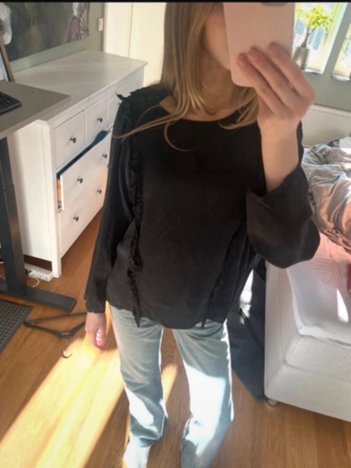 Svart blus med volangdetaljer