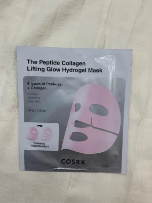 COSRX Peptide Collagen Hydrogel Mask - En ansiktsmask i hydrogel från COSRX med peptider och kollagen. Masken är rosa och blir genomskinlig vid användning. Den återfuktar, ger lyster och har en uppstramande effekt. Perfekt för dig som vill boosta huden med extra glow och fukt.