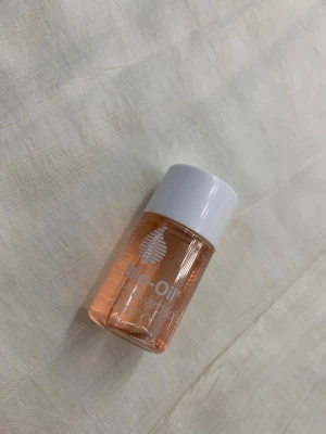 Bio-Oil Hudvårdsolja 25ml - Bio-Oil hudvårdsolja i en liten plastflaska på 25 ml. Oljan är ljusorange och flaskan har en vit skruvkork. Perfekt för att återfukta huden och ge extra lyster. Smidig att ta med i väskan.