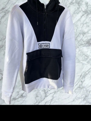 Jack & Jones hoodie - Snygg svart/vit Jack&Jones hoodie för herr i storlek M. Bekväm och mjuk modell med luva och klassisk passform. Passar perfekt både till vardag och streetwear. Fint skick och lätt att matcha med jeans, cargos eller mjukisbyxor.