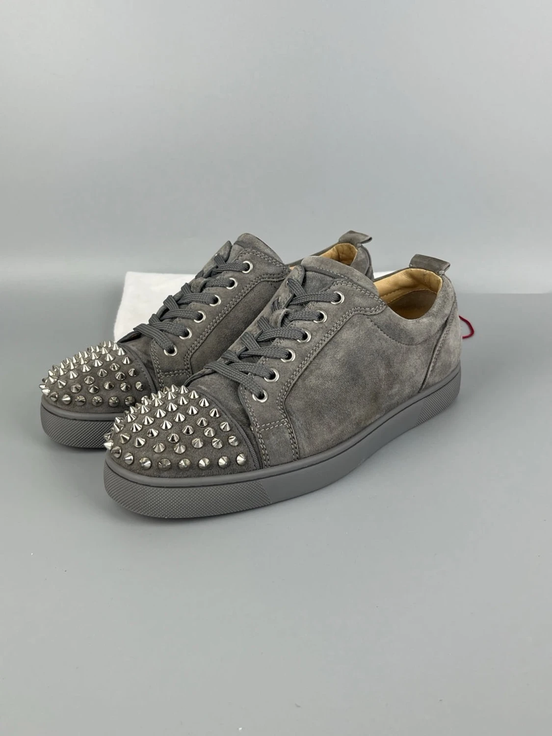 Gråa Louboutin Skor Med Silverfärgade Spikar - 1