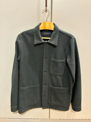 Mörkgrön overshirt från A Day's March - Tja! Säljer nu min skjukt snygga overshirt från A Day’s March då den är för liten. Skick 9/10 sparsamt använd. Modellen heter Original Overshirt - Wool i färgen seaweed och nypriset ligger på 1595 kr. Skriv gärna vid frågor eller funderingar :)