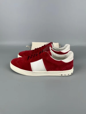 Valentino Flycrew Skor Röd Mocka - • The shoes have only been worn a few times and are in like-new condition  • Size: 44 (fits 44.5–45)  • Color: Red  • Retail price: ~5000 SEK (no longer in production, very rare)  • Dustbag included