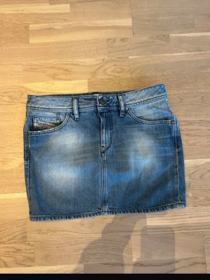 Blå jeanskjol från Diesel - Snygg blå jeanskjol från Diesel 