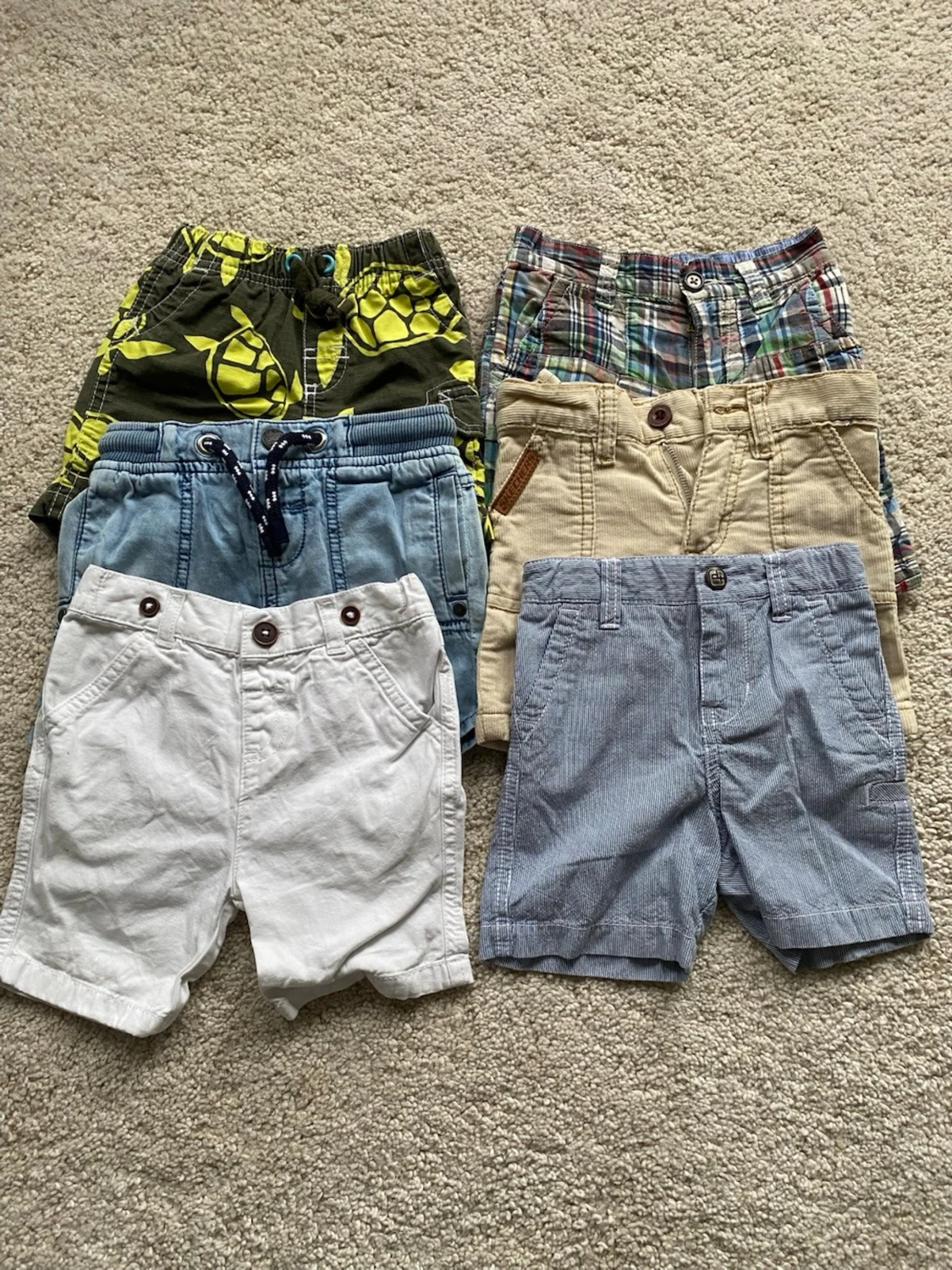 Paket med barnshorts i olika färger och mönster