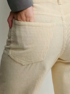 Vida Beige manchesterbyxor - Snygga vida manchesterbyxor i beige med hög midja och stora bakfickor. Byxorna har klassisk ribbad struktur och stängs med knapp och dragkedja. Perfekta för en trendig och avslappnad look. Prislapp finns kvar