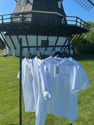 Voronado Saint Tropez t-shirt - Säljer en fräsch vit t-shirt från Voronado Yacht Club med tryck på bröstet och en stor print på ryggen med texten 'Saint Tropez' och en yacht. Klassisk passform och rund hals. Perfekt till jeans eller shorts.