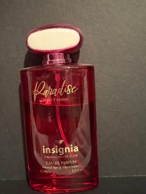 Insignia Paradise Pour Femme parfym - Ca 80% kvar. Kommer ej till användning men har stått mörkt och svalt förvarat