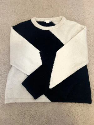 Randig stickad tröja - Stickad tröja från Gina Tricot i marinblå och vitt med grafiskt mönster. Tröjan har rund halsringning och långa ärmar.