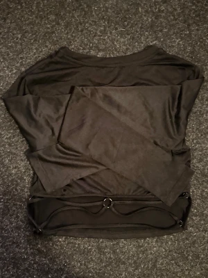 Svart långärmad topp från new yorker  - Använd en gång så är i bra skick. Du betalar frakten.                                                                       Det är bara att höra av sig om du har funderingar🤗