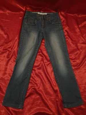 Blå regular jeans - 👖 Snygga blå jeans – strl 36 S Klassiska jeans med modern passform och snygg tvätt. Bekväma, stilrena och passar till både vardag och kväll. ✨  📏 Storlek: 36 🎨 Färg: Mörkblå denim