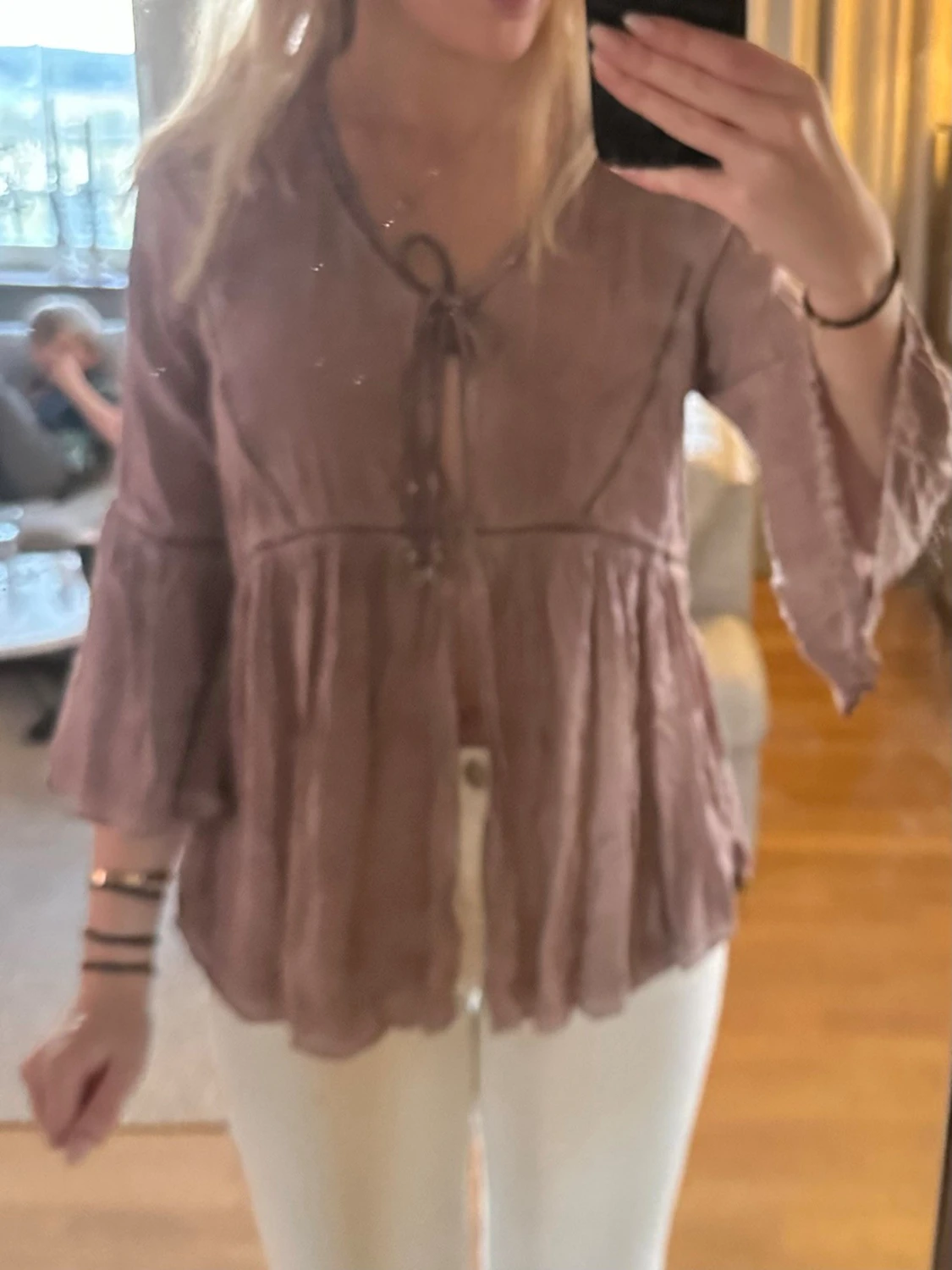 Ljuslila bohemisk blus med volangärm