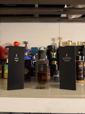 Yves Saint Laurent Muse parfym - Exklusiv parfym från Yves Saint Laurent, Muse ur Le Vestiaire Des Parfums-serien. Flaskan är rektangulär i glas med svart etikett och svart kork. Doften är elegant och flaskan har en lyxig känsla med mörk bärnstensfärgad vätska. 115ml
