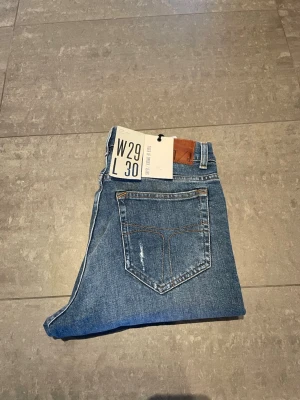 Tiger of sweden - Helt nya jeans ifrån tiger of Sweden jeans med prislapparna kvar på jeansen. Storlek W29 L30 och i modellen Evolve vilket är slimfit. Nypris 1800kr mitt pris 599kr