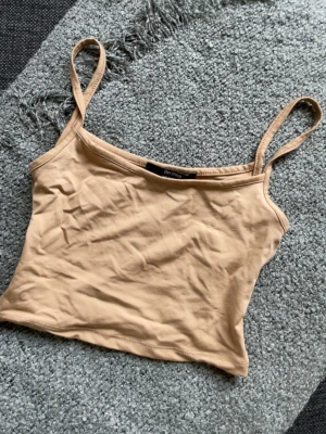 Beige linne - Söt beige linne med smala axelband, skönt material!🤍