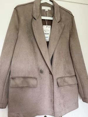 ZARA BLAZER  - Helt ny kavaj / blazer från Zara i storlek XS med prislapp kvar. I modellen Faux Suede Blazer, passformen är lite oversize så kan även passa en S! Nypris 399kr. Slutsåld modell. 