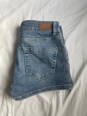 Subdued jeans shorts - Köpte shortsen för ett år sen från subdued. De är andvända ett fåtal gånger och har inget tecken på slitage. De sitter ganska tajt, så skulle säga att de sitter bättre på någon i storlek 34. Fråga gärna frågor. 