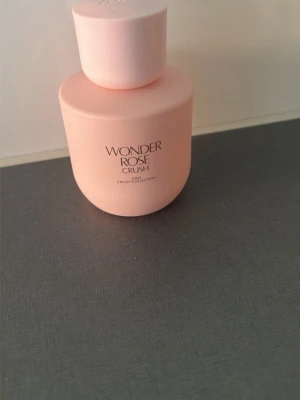 Wonder Rose Crush parfym från Zara - Säljer en Wonder Rose Crush parfym från Zara. Flaskan är ljusrosa med rund form och har ett stilrent lock. Tillhör Crush Collection och har en modern, minimalistisk design som passar perfekt på sminkbordet.