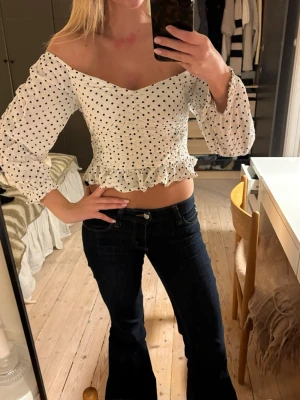 Prickig topp - Söt prickig topp från bikbok. Sparsamt använd storlek s🩷