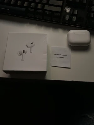 Vita trådlösa in-ear hörlurar 2nd gen - Säljer ett par vita trådlösa in-ear hörlurar, 2nd generation, med magnetiskt laddningsetui. Kommer med originalförpackning och instruktioner. Snygg och stilren design, perfekt för musik och samtal på språng. Tyvärr inte äkta 