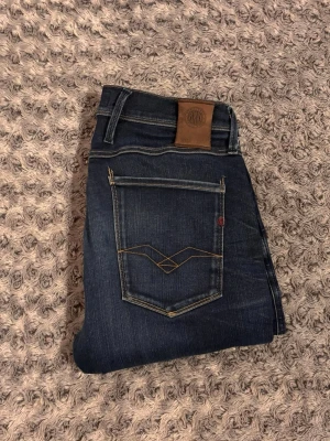 Replay Anbass - Snygga och populära Replay Anbass jeans i storlek W31. Klassisk slim fit-passform som sitter riktigt bra – perfekt både till vardag och mer uppklätt. Jeansen har en mörkblå tvätt och är i bra skick, inga hål eller fläckar. ✔ Original Replay ✔ Modell: Anbass ✔ Passform: Slim fit ✔ Storlek: W31 ✔ Färg: Mörkblå ✔ Bra skick Nypris runt 1 800 kr. Skickas snabbt 📦