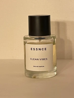 ESSNCE Clean Vibes  - ESSNCE med doften Clean Vibes.  50ml flaska. Se bilder för mängd kvar och noter. 