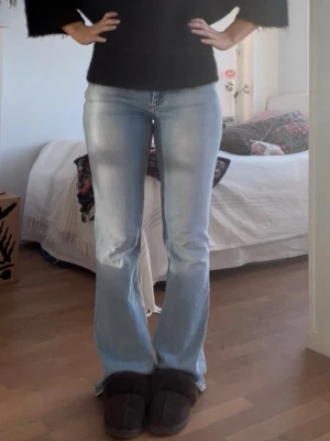 Ljusblå bootcut jeans från only - Säljer vidare dessa direkt då de var för stora för mig, öppen för prisförslag💗