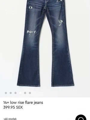 Mörkblå low rise flare jeans - Snygga mörkblå jeans low waist och bootcut. Säljer då de är för långa för mig. Aldrig använda! Nytt pris 400kr. Från Gina 14+