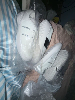 2st Valentino sneakers - Valentinos nyköpta, en vit med silver nitar och en svart med svarta nitar, går att köpa enskilt för special pris